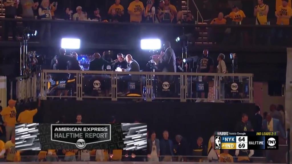 啊？轉(zhuǎn)播鏡頭給到解說看臺，奧尼爾居然抱著一個人在彎舉