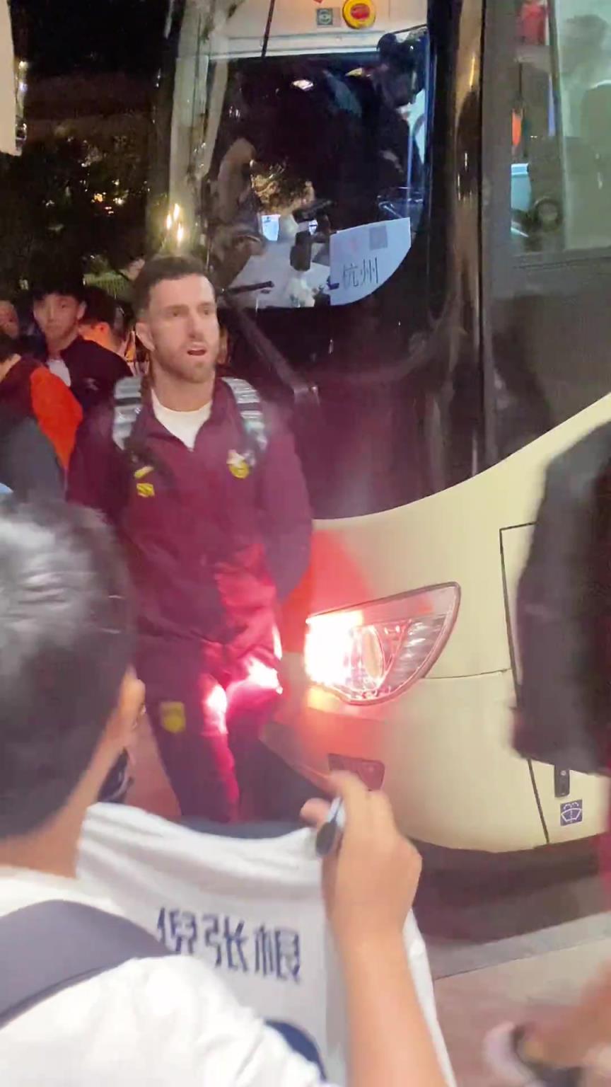 韋世豪嚇得箭步逃跑！國足深夜到酒店差點被摁在車頭不讓走