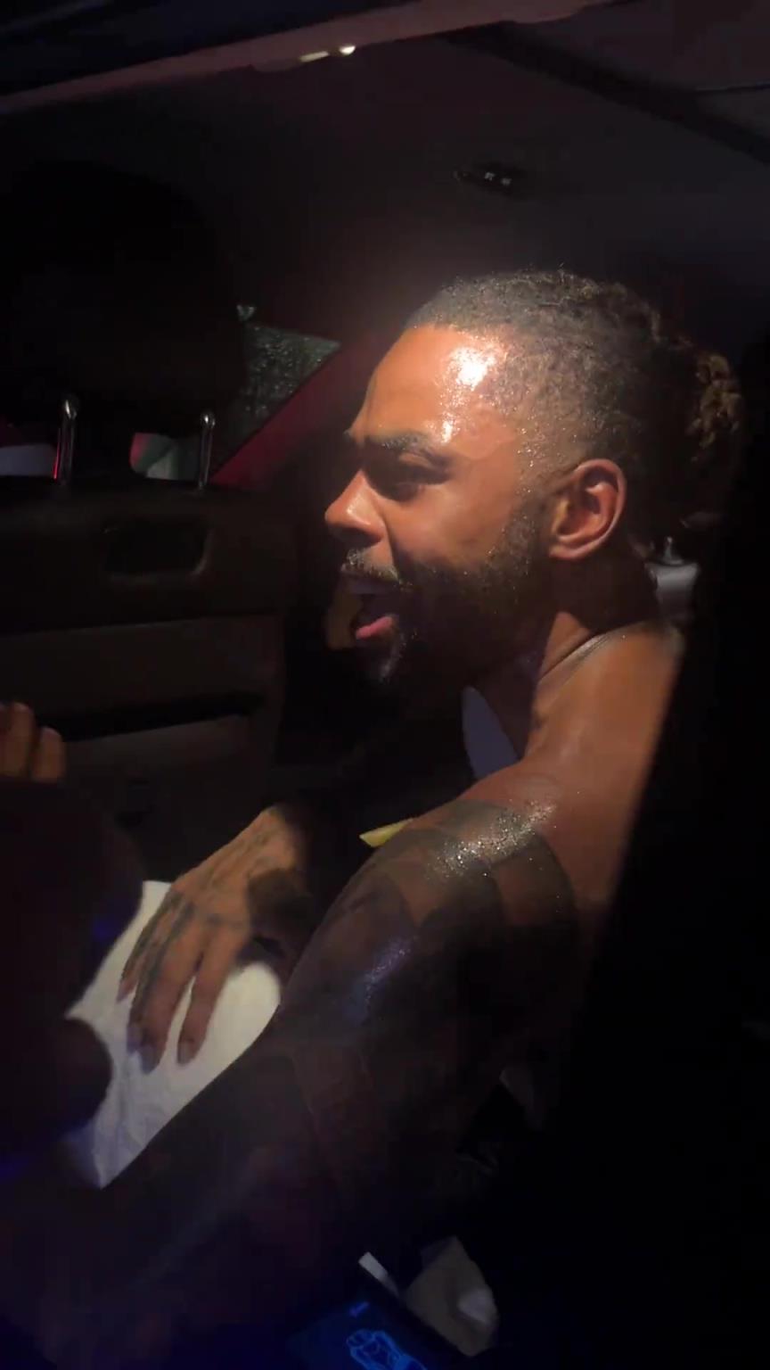 太熱情了！拉塞爾中國行坐車離開球迷們被團團圍住