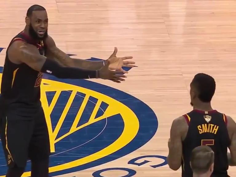 名場面！JR搶下關鍵籃板沒看表，老詹質問JR為何傳球