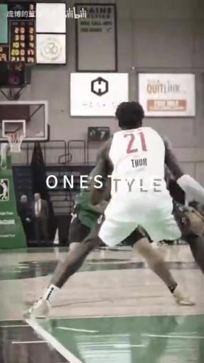 正統(tǒng)美式后衛(wèi)！JD戴維森炒菜后低手合球，對抗上籃打進(jìn)！