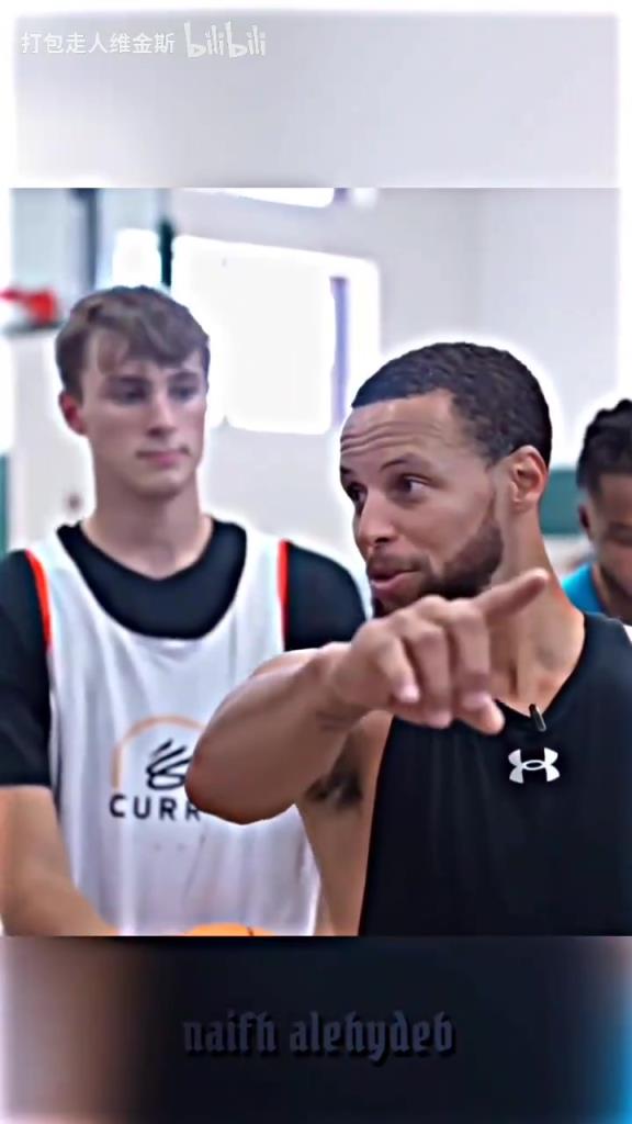 庫里：其實(shí)這個暴扣是我教的！當(dāng)弗拉格出現(xiàn)在庫里的訓(xùn)練營！