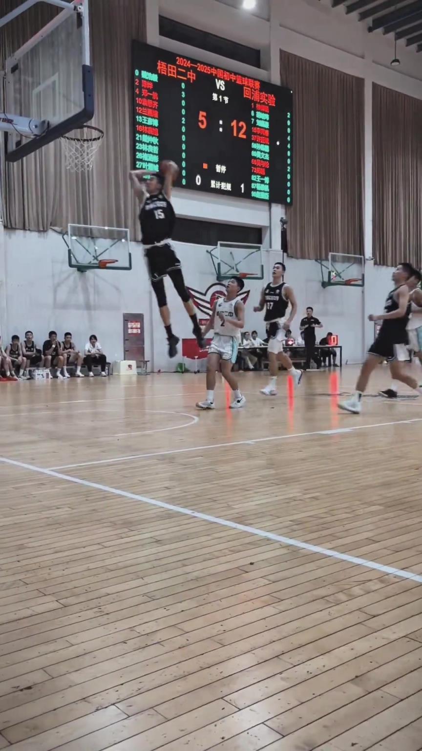 起來就扣啊！現(xiàn)在的初中生都這么打球的嗎