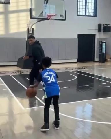 交易價值急劇下降！字母哥和小球迷單挑被當(dāng)面絕殺