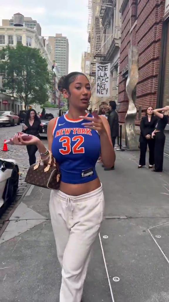 哇塞！一豐滿尼克斯女球迷身穿唐斯球衣，真是太吸引眼球了