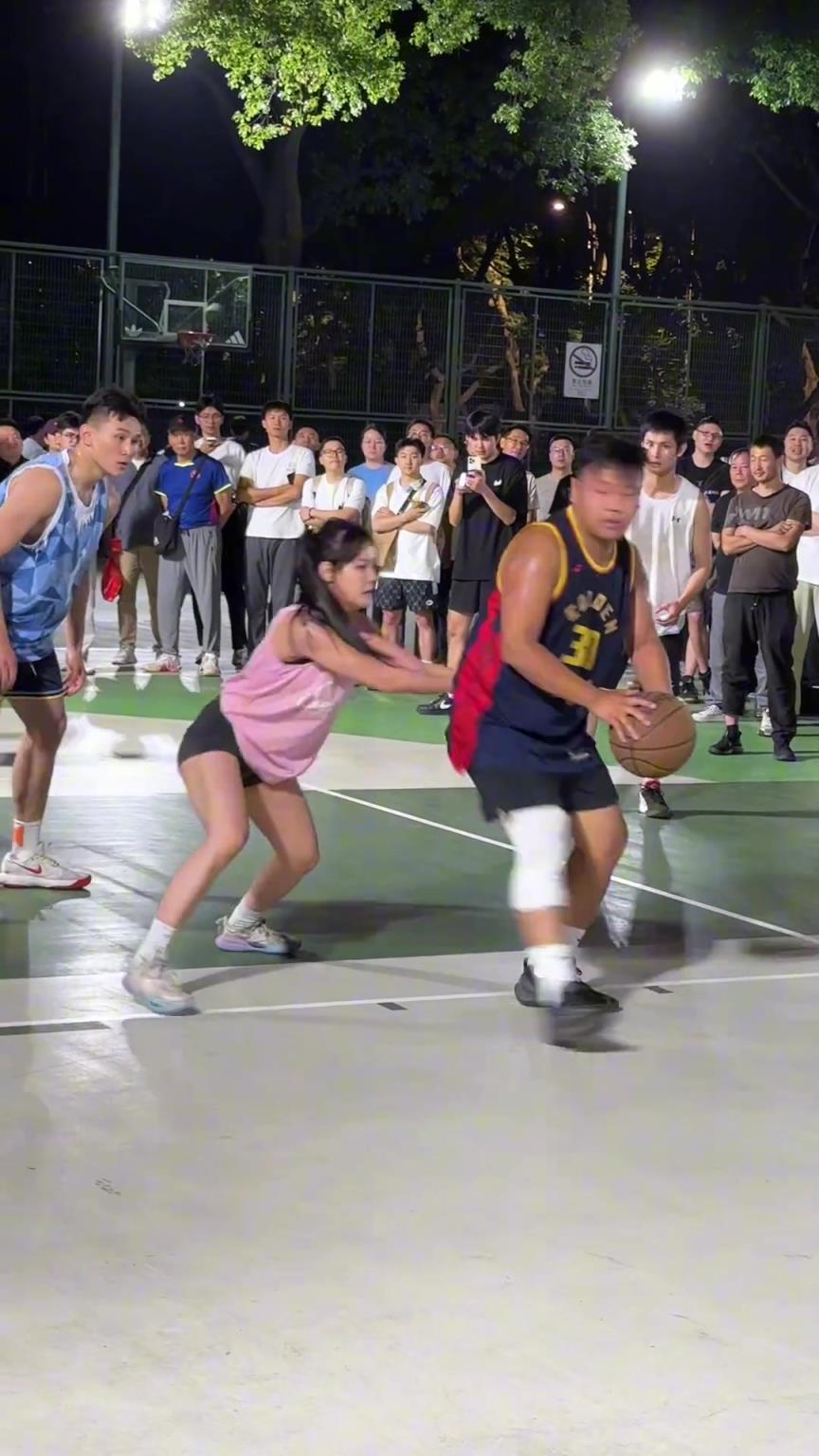 這哥們看見防自己的是女生，一個勁背打，球也不傳了