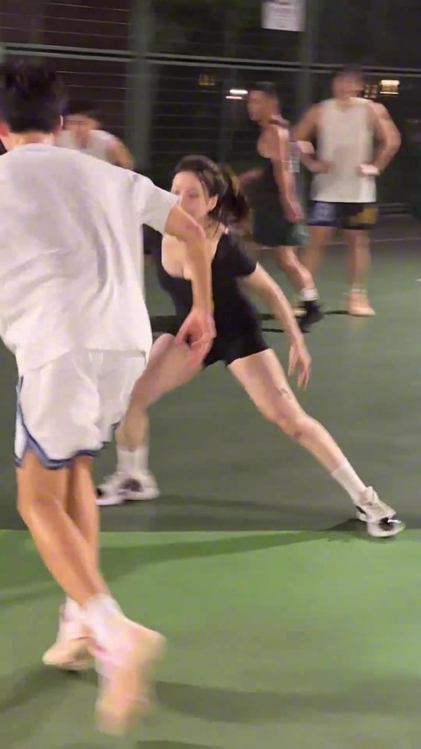 小姐姐防得真兇！瘦點(diǎn)的男生都拿她沒辦法